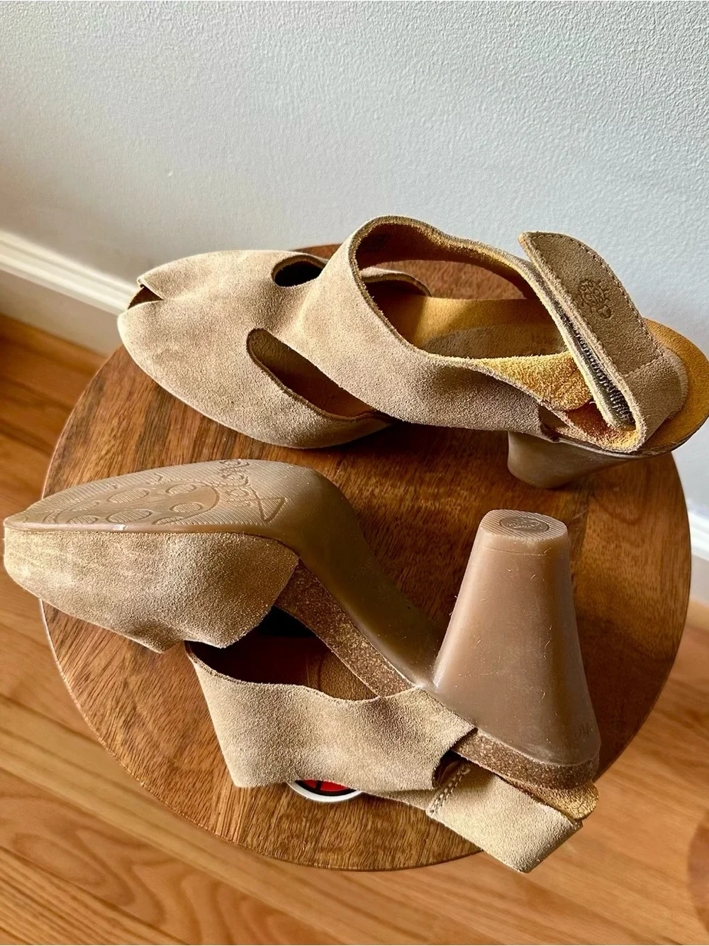 Yokono Beige Suede Wedge Sandals peep Toe Ankle Strap Hook & Loop US 8.5/39 NWOB